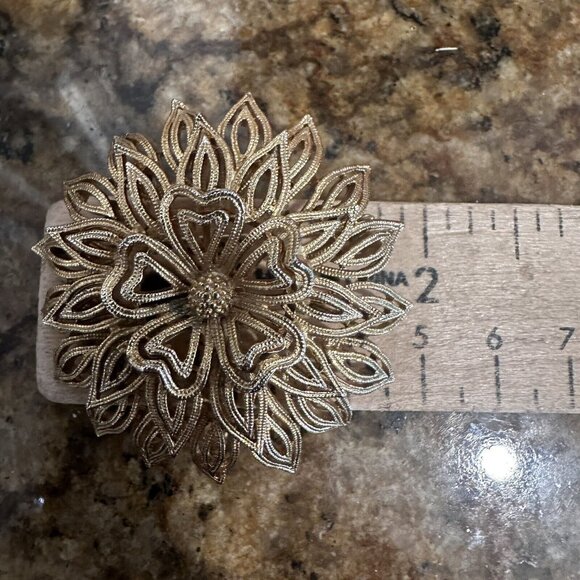 VTG Lisner Brooch Pin 1 7/8" Flower Starburst 3D Gold Tone Filigree Ornate Heart - Picture 8 of 8